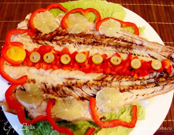 Отрезать голову, освободить судак от хребта и реберных костей. Красиво украсить и подать! Я сбрызнула соевым соусом. Приятного аппетита!