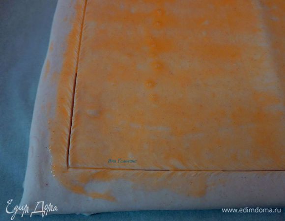 Ножом провести бортики 2 см от края, осторожно не прорезать тесто до конца.