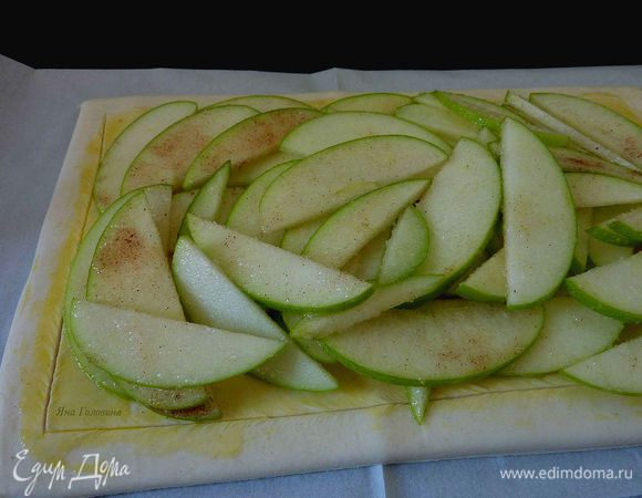 Разложить яблоки не задевая краев, края не смазанные яйцом поднимутся как рамка. Яблоки выкладывать мне больше нравится в хаотичном порядке.

