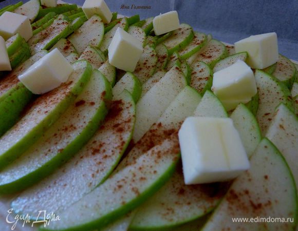 Разложить на яблоки сливочное масло.
