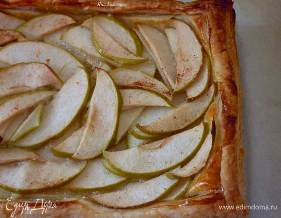 Запекать пока не зарумянится тесто и яблоки пропекутся  40 - 50 минут.
