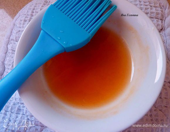 Когда тарт будет готов, в микроволновой печи разогреть джем с столовой ложкой воды. 
