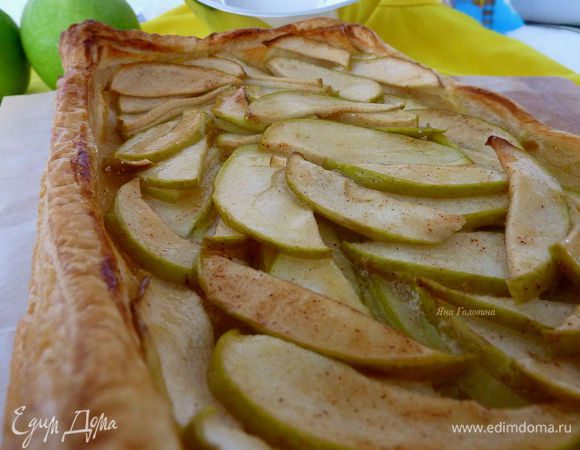 Поддавать пирог горячим или теплым.
