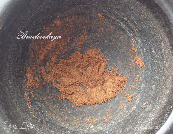 Бутоны гвоздики вместе с горошинами душистого перца растереть в ступке в порошок.