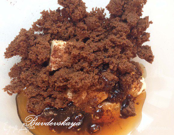 В большой миске смешать сливочное масло, мёд, сахар, соль, специи и молоко.