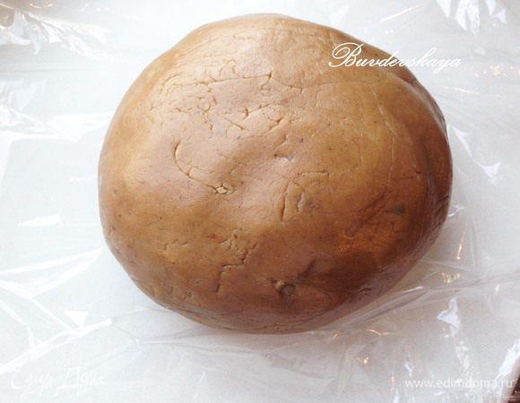 В другую миску просеять муку вместе  с разрыхлителем  и высыпать в миску с жидкими ингредиентами. Тщательно перемешать, чтобы не было комочков. Замесить мягкое, эластичное тесто. Оно не должно липнуть к рукам, но и не должно потерять свою мягкость (лучше не доложить немного муки, чем переложить !). Завернуть в пищевую пленку и отправить в холодильник минимум на 30 минут.