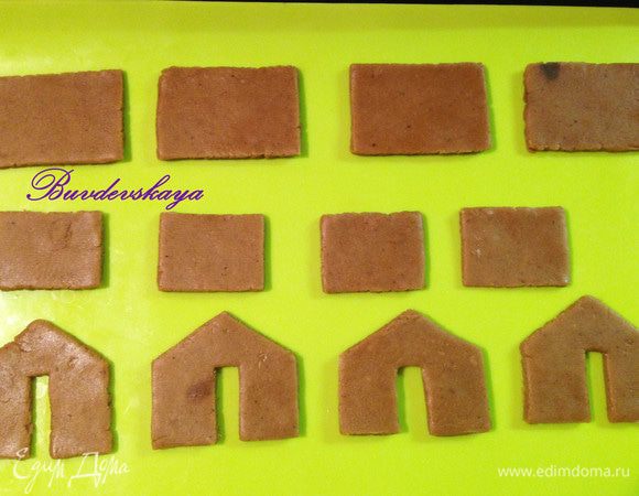 Противень застилаем пекарской бумагой или силиконовым ковриком. И ОЧЕНЬ АККУРАТНО (т.к. тесто легко деформируется) переносим на него детали из теста. Ставим в предварительно разогретую  духовку до 180 ° С минут на 7-9 (зависит от толщины деталей и особенностей духовки). Пряничные детали не должны сильно зарумяниться ! Вынимаем из духовки и даем остыть.