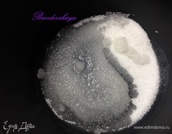 Готовим сироп для склейки деталей домика. В кастрюльку насыпаем сахарный песок, добавляем воду и лимонный сок, размешиваем и ставим на средний огонь. Готовим до полного расстворения сахара и загустения, но НЕ допускаем потемнения и карамелизации ! Оставляем сироп на самом маленьком огне, чтобы он не затвердел! 