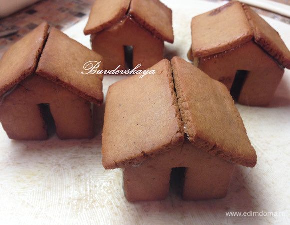 С помощью кисточки наносим сироп на детали пряника и склеиваем его – сначала детали торца и стены а потом крышу. Внимание: работать с сиропом нужно очень аккуратно, чтобы не обжечься, но и достаточно быстро, так как он быстро высыхает !  