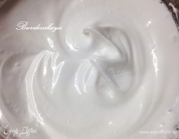 Готовим глазурь. В большой чистой сухой миске взбиваем белок вместе с сахарным песком и лимонным соком. 
