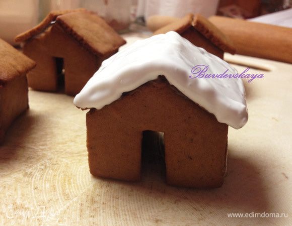 Готовую глазурь в обязательном порядке наносим на крыши домиков, чтобы сделать заснеженную крышу и закрыть швы. Сверху глазурь припорошим кокосовой стружкой или кондитерской посыпкой. При желании можно украсить и другие детали домика. Здесь нет предела совершенству! Готовым домикам даем полностью высохнуть в течении как минимум 12 часов ! Наливаем в кружку с тонкими стенками горячий шоколад, какай, чай, кофе или молоко ! ENJOY!