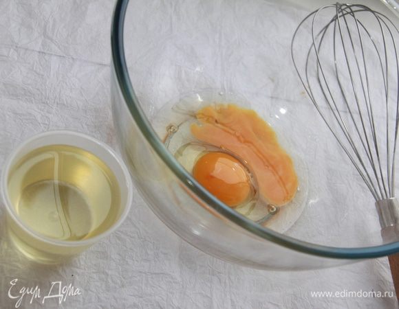 Венчиком взбить яйца и растительное масло (в рецепте сказано "подсолнечное").