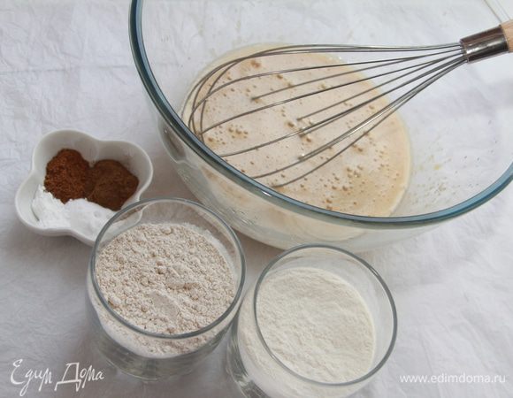 Добавить муку, разрыхлитель, соду, пряности.