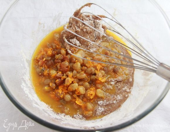 Добавить изюм с цедрой и соком апельсина.