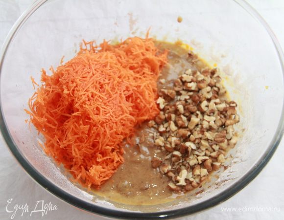Добавить тёртую морковь и рубленные орехи.