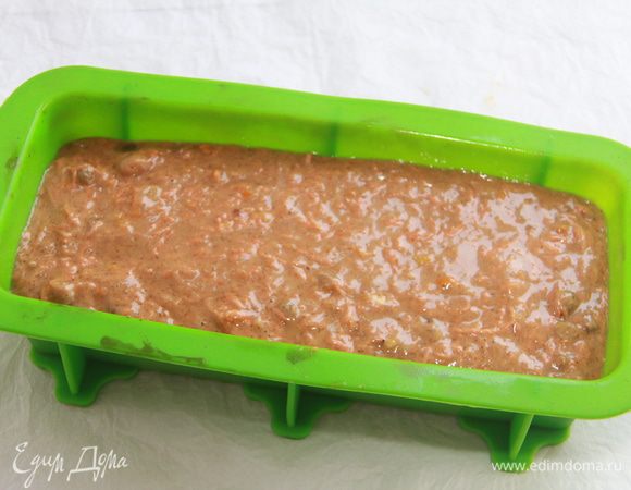 Тесто выложить в смазанную маслом форму для кекса (кирпичик). Выпекать при 170*С 50-60 минут.