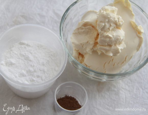 Взбить мягкий сыр (я использовала маскарпоне) с сахарной пудрой и корицей до получения воздушного крема.