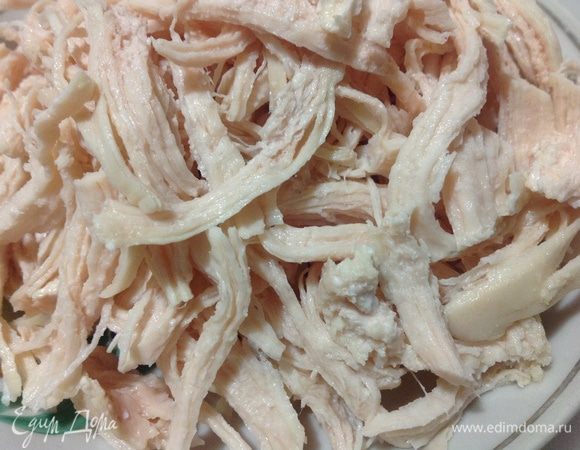 Для начинки. Куриное филе отварить и разобрать на волокна.