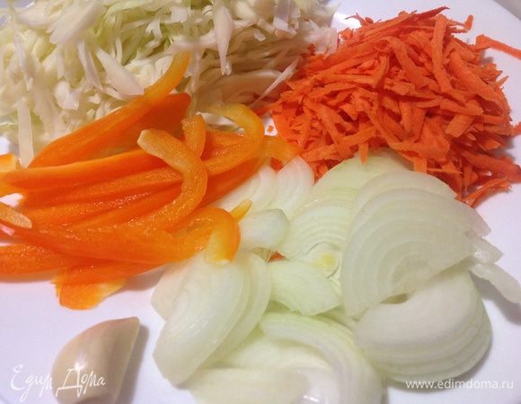Овощи очистить, вымыть и нарезать: лук полукольцами, болгарский перец тонкой соломкой, капусту нашинковать. А морковь натереть на крупной терке.