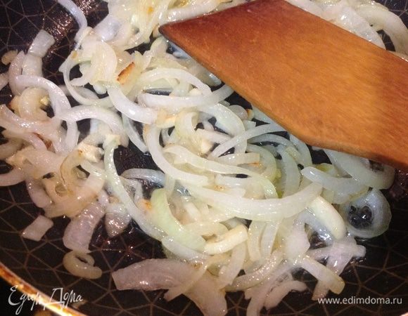 Лук и чеснок обжарить на сковороде до прозрачности.