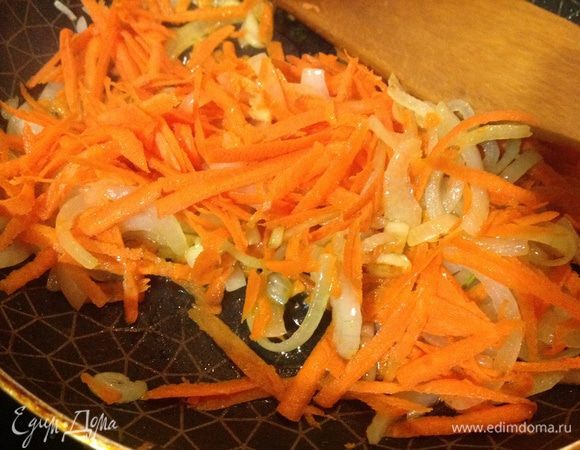 Добавить морковь, обжарить 2-3 минуты.