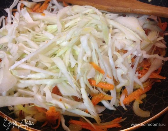 Затем капусту, и еще обжарить минуты 2-3.