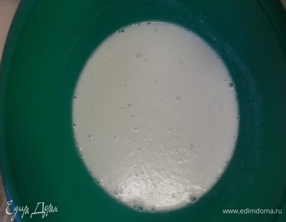 Готовим домашний творог, от оставшейся, еще теплой сыворотки отмеряем 500мл, добавляем мед и соду, перемешиваем, происходит бурная реакция, смесь белеет.