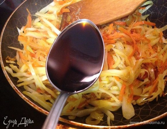 Влить соевый соус, добавить специи и соль. Накрыть крышкой и тушить 3-4 минуты. Дать готовой начинки остыть.