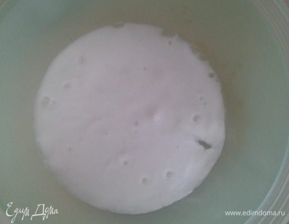 Разогреваем сыворотку до горячего состояния, добавляем соды и перемешиваем, происходит бурная реакция...