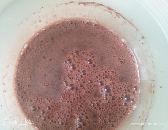 Добавляем яйцо, растительное масло, сахар, какао-порошок и взбиваем миксером в течение 1 минуты. Я использую оливковое масло EV, можно использовать подсолнечное, но только рафинированное.