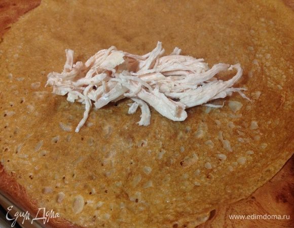 Выкладываем начинку на прижаренную сторону блина. Сначала курицу..