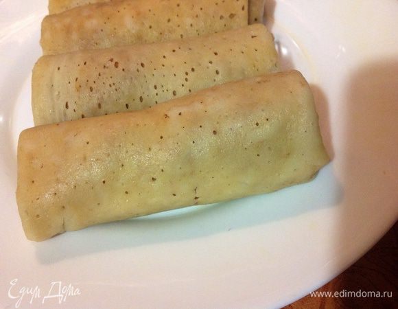 Свернуть блин. Края можно смазать водой для клейкости, но я этого не делала, они и так хорошо держали форму! В таком виде роллы можно хранить в холодильнике, или морозилке, а потом уже обжаривать перед самой подачей на стол.