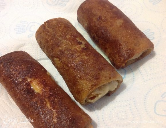 Обжаренные роллы сложить на салфетку, чтоб она впитала лишний жир.