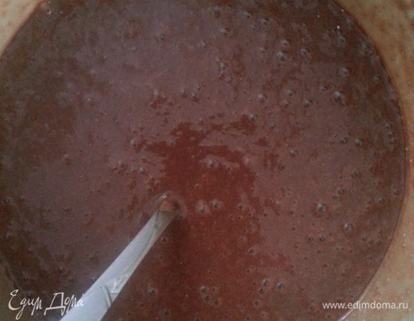 Просеиваем муку и разрыхлитель, по консистенции тесто должно быть чем-то средним между кефиром и сметаной, достаточно жидкое.