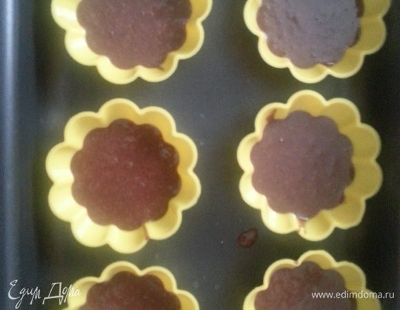 Разливаем по формочкам на 1/2 их высоты, тесто очень поднимается.