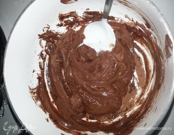 Смешиваем ингредиенты для крема, нагреваем, но не кипятим.