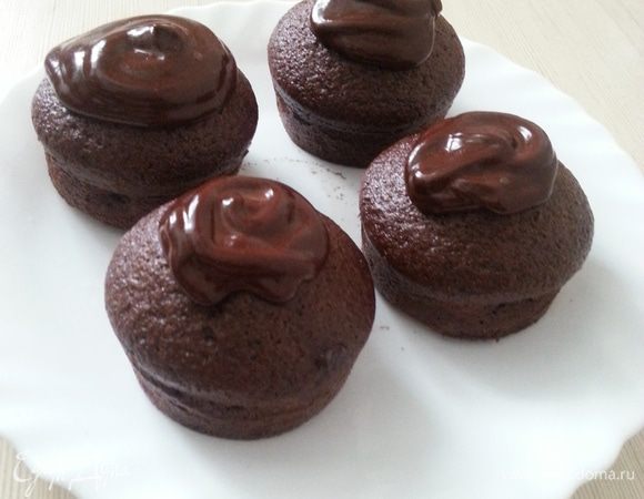 Украшаем маффины кремом.