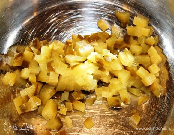 Огурец нарезать на мелкие кубики.