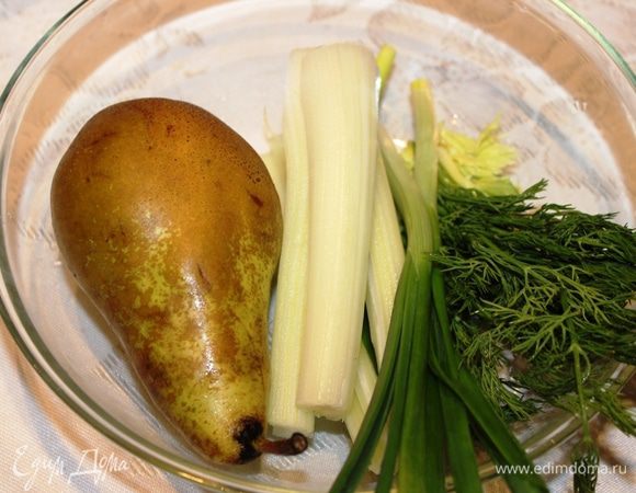 Очистить грушу и вынуть сердцевину, очистить от волокон стебель сельдерея, промыть и обсушить зеленый лук и укроп. Все накрошить и добавить в миску с огурцом.