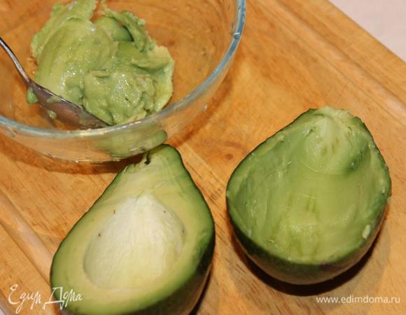 Авокадо разделить пополам, убрать косточку. Чайной ложкой вынуть мякоть. Должны получиться аккуратные лодочки из кожуры авокадо... сразу необходимо смазать их свежевыжатым соком лимона, чтобы не потемнели. Мякоть авокадо также сбрызнуть соком лимона.