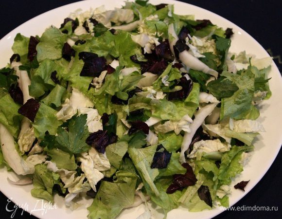 Пекинскую капусту порезать на кусочку. Листья салата порвать руками. Листья петрушки и базилика отделить от стебля (он нам не понадобится). Все смешать и залить шампанским. Хорошо все перемешать и выложить на блюдо.
