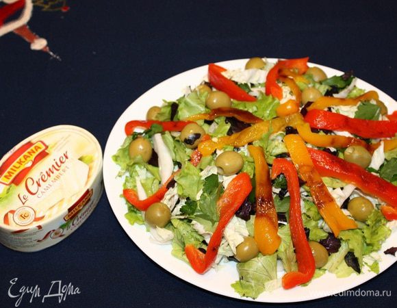 Перец запечь в духовке и удалить кожуру.  Нарезать на дольки. Цветную капусту ошпарить,разобрать на маленькие соцветия, посолить, обвалять в муке и обжарить на растительном масле до золотистого цвета. Выложить на салат. Смешать все ингредиенты для заправки и полить салат.
