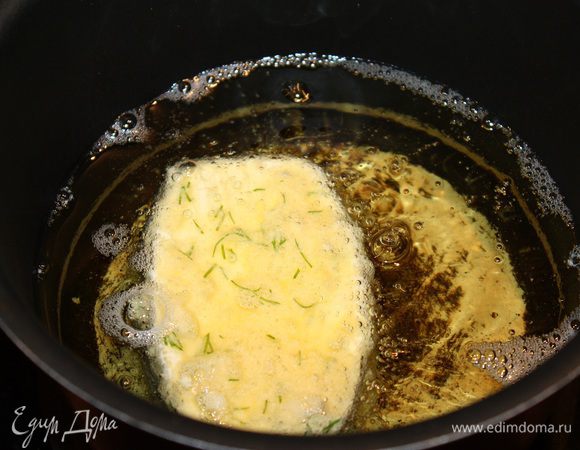 Сыр полностью опустить в воду. Обвалять в манке, затем в яйце и опять в манке.
