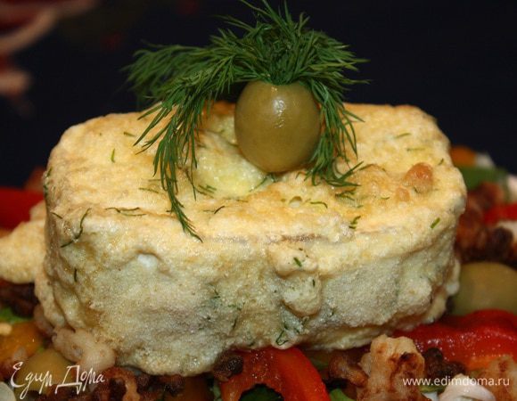  Обжарить во фритюре, выложить на салат и сразу подать.