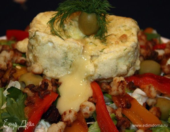 Сделать на сыре надрезы с четырех сторон, чтобы сыр вытек на салат. Приятного аппетита!!!
