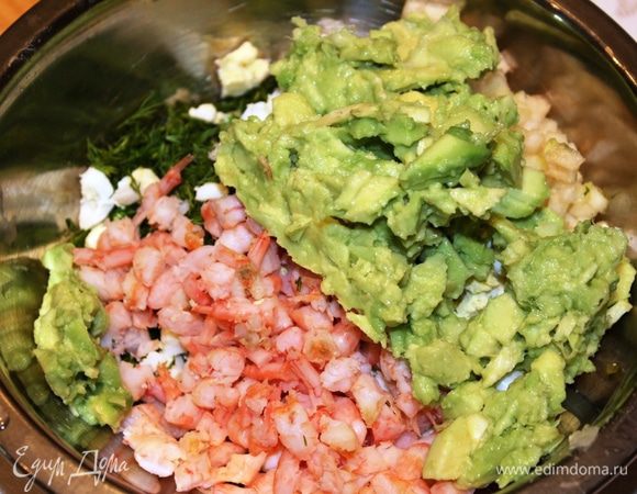 Добавить в начинку нарезанные креветки, яйца и мякоть авокадо. Не забудьте оставить 4 креветки и 2 яйца для украшения закуски.