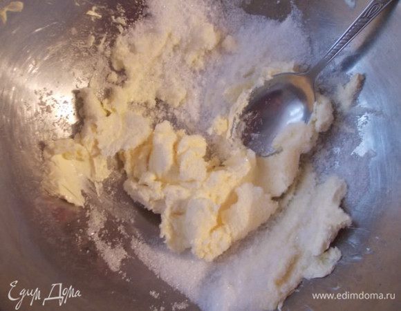 Займемся белым тестом. Мягкое сливочное масло взбиваем с сахаром и ванильным сахаром до кремо-образного состояния.