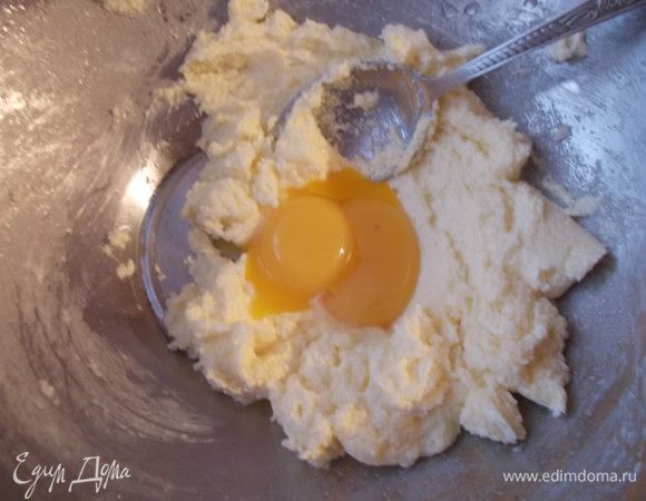 Добавить воду и желтки яиц, хорошо размешать.