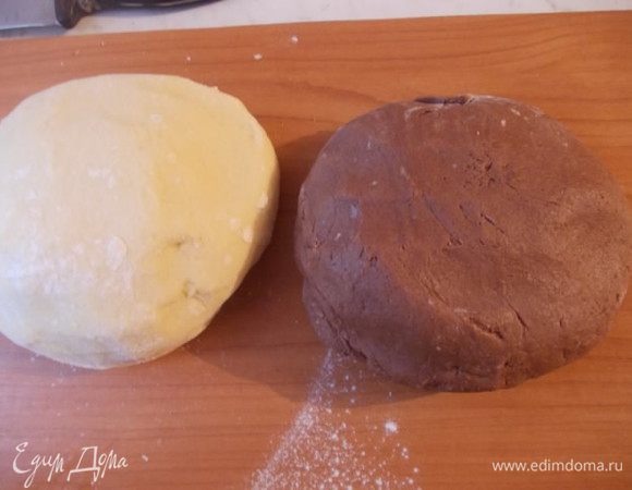 Замесить тесто с мукой и разрыхлителем.