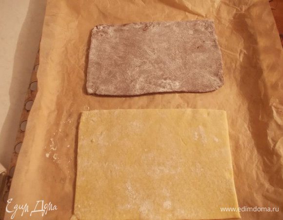 Через пол часа, достать тесто из холодильника. Половину каждого раскатать толщиной 1 см, в прямоугольники и обрезать ровно края. Выложить на пергаментный лист. Отправить в морозильную камеру на 10 минут. Остальное тесто вернуть пока в холодильник.